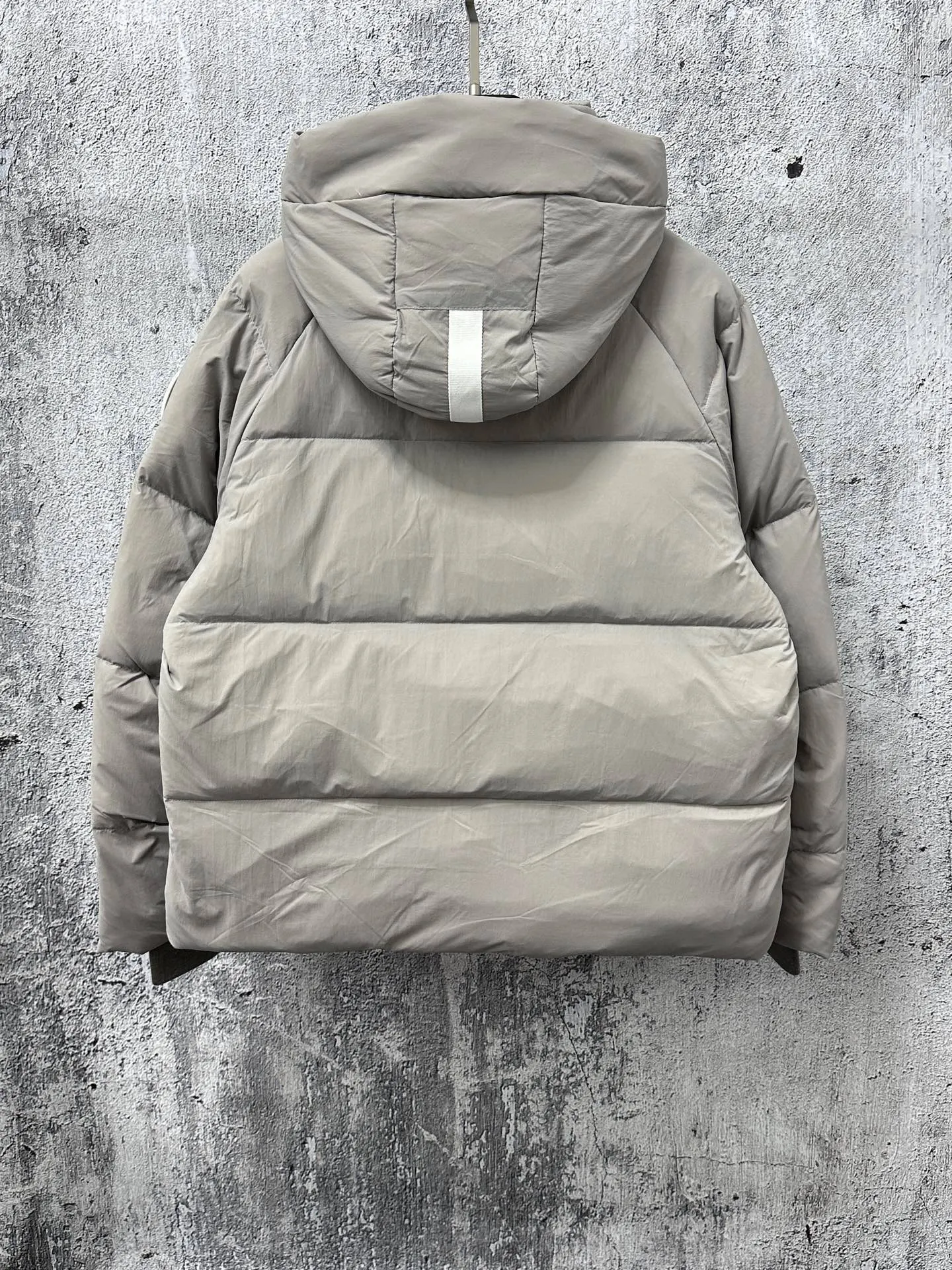 P740 【𝗖𝗔𝗡𝗔𝗗𝗔 𝗚𝗢𝗢𝗦𝗘】Capsule Series Macaron White Label Fabric: Made of soft EnduraLuxe fabric imported from DuPont, CORDURA, USA, which enhances the durability of easy-to-wear parts, is lightweight and durable; the liner is made of 400T anti-velvet gallbladder, which is comfortable, soft and non-velvet. : Equipped with a detachable hood, which can be adjusted in two directions, and is also filled with down, which brings greater softness and wrapping around the head and neck, and is full of warmth. This parka features white trim on the back and sides, and the hardware locks are all original and custom-made to match the muted fabric color. Goose label: The official website’s new series of silicone material labels, non-embroidery labels. Length: Fit hip-length. Size: XS-L